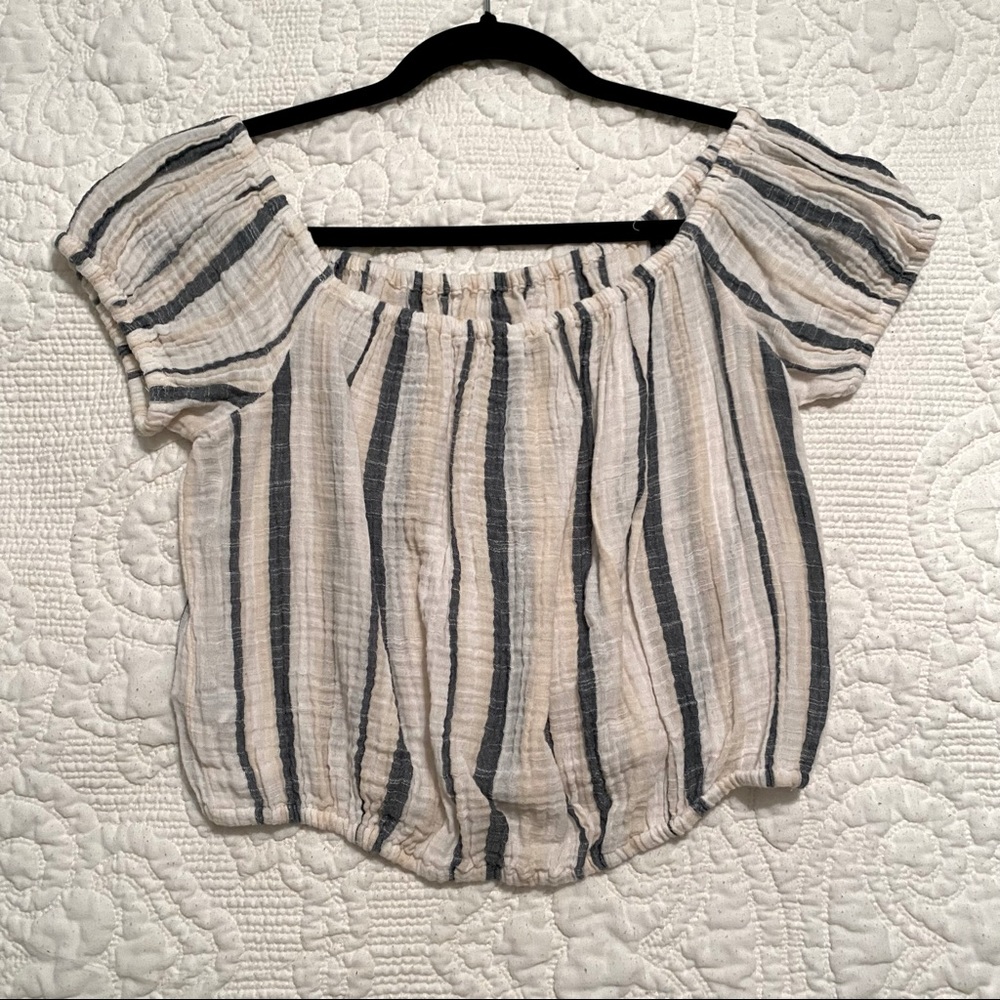 AE off the shoulders crop toop🦅